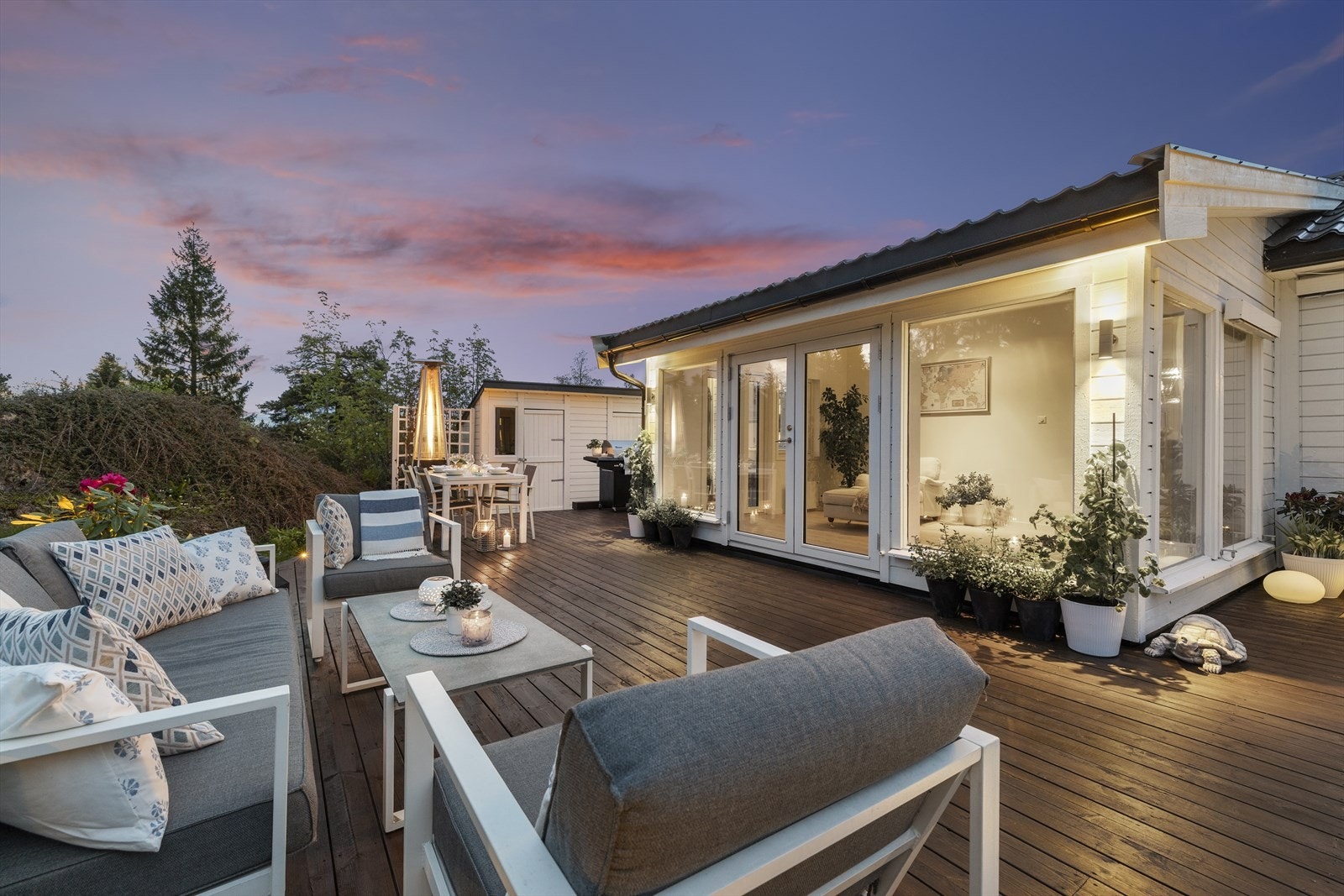 Stemningsfull terrassebelysning. Galleribilde