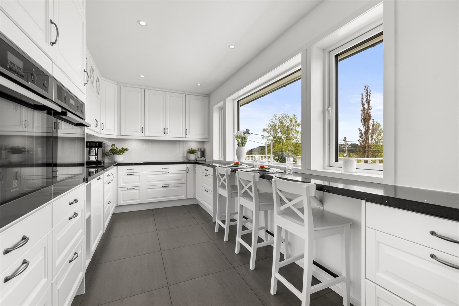 Klassisk og påkostet kjøkken med smart barløsning og mye benkeplass. Galleribilde