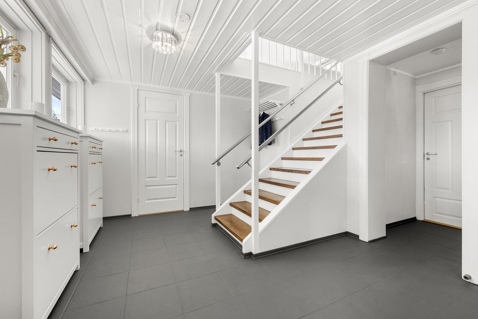 Tilgang til trapperom, flislagt gulv og malte overflater. Galleribilde