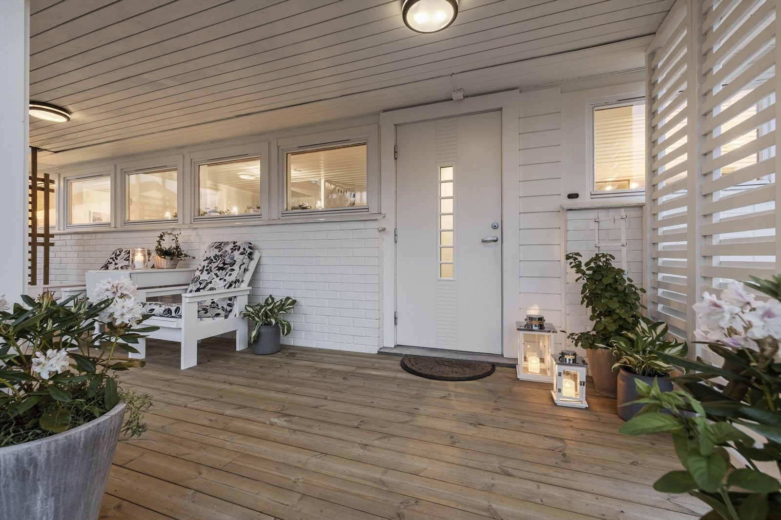 Koselig inngangsparti med overbygd terrasse. Galleribilde