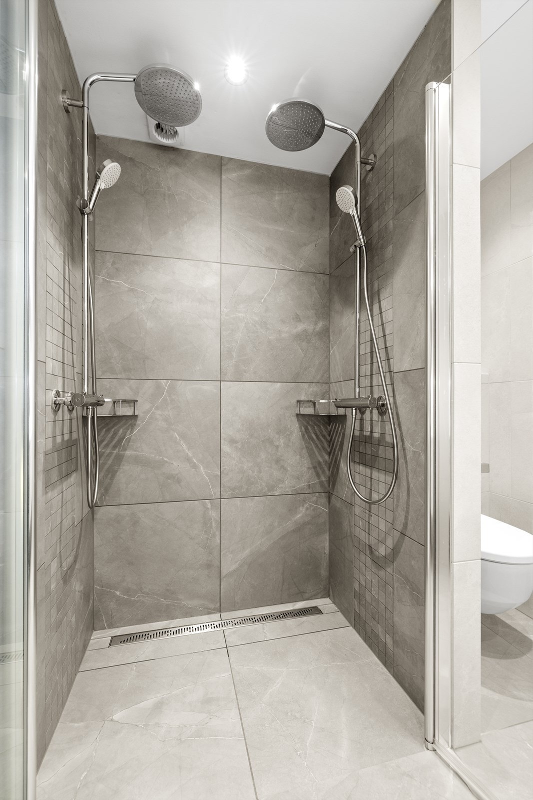 Dobbeldusj med blandebatteri og regnfallsdusj. Galleribilde