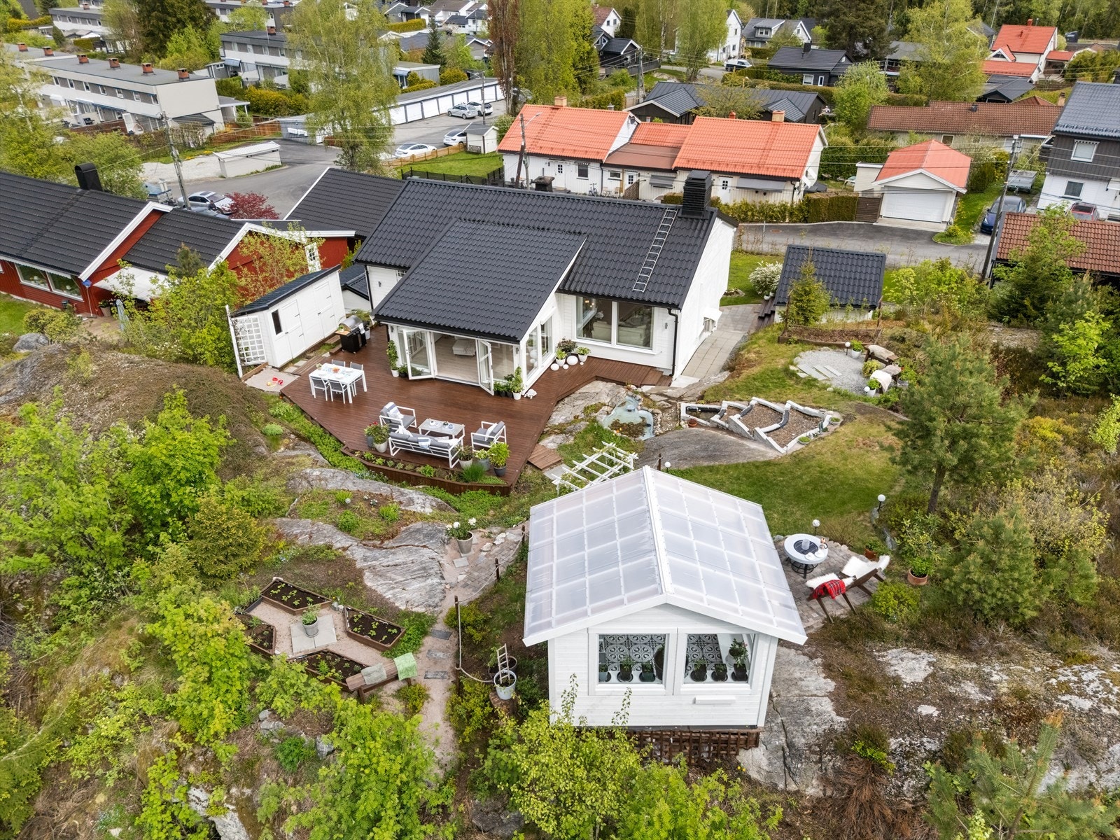 Hage med terrasse og drivhus, perfekt for hageentusiaster. Galleribilde