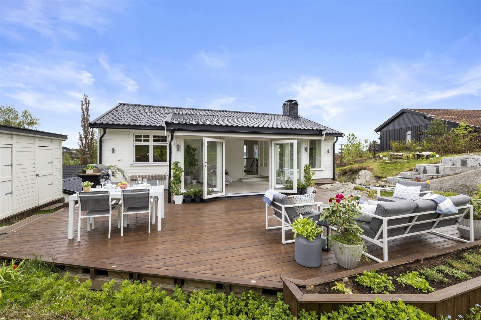 Uteplass med spiseområde og sittegruppe. Galleribilde