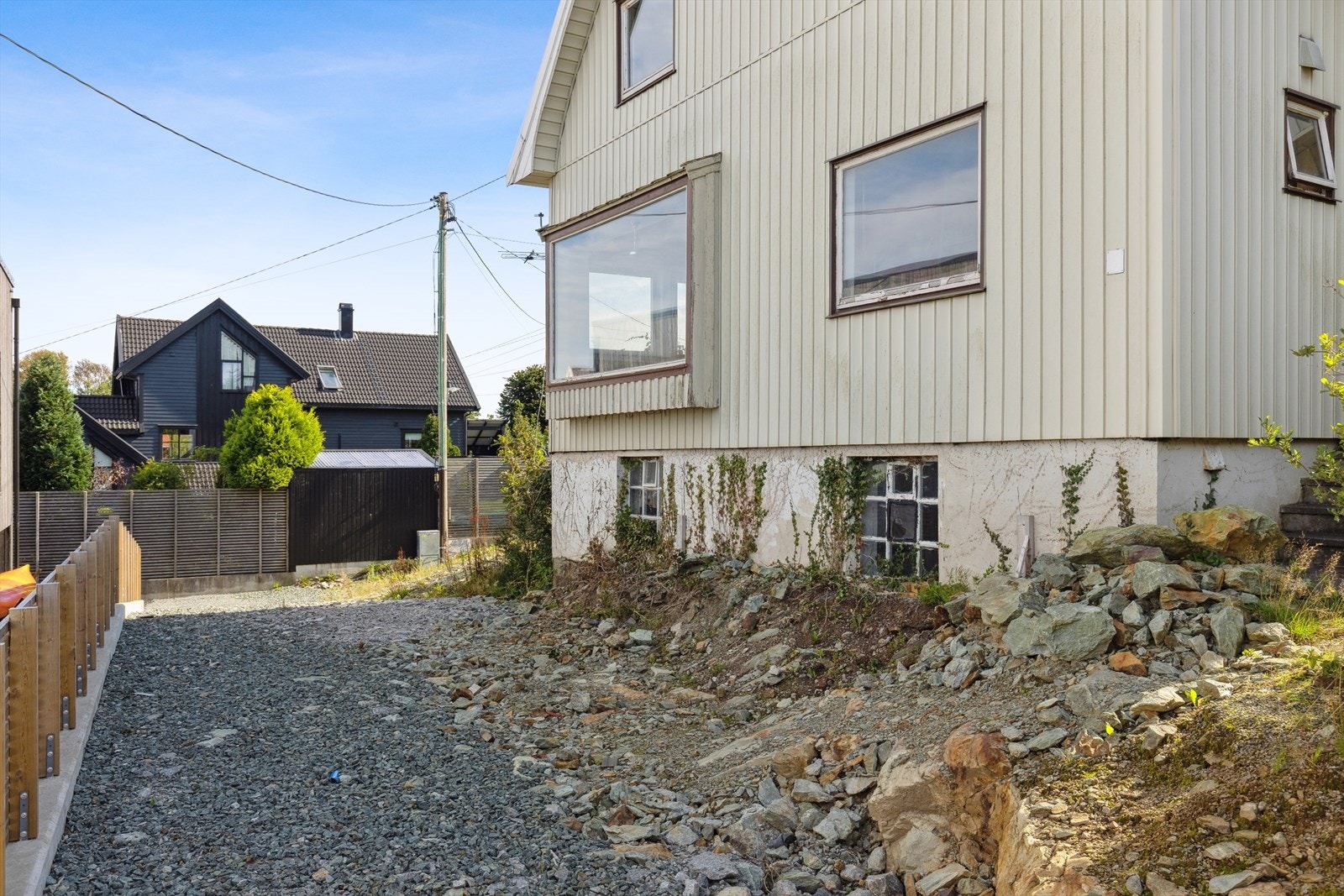 Det er gangavstand til sentrum, kjøpesenter, idrettsanlegg, skoler og barnehager. Bussholdeplass i umiddelbar nærhet. Galleribilde