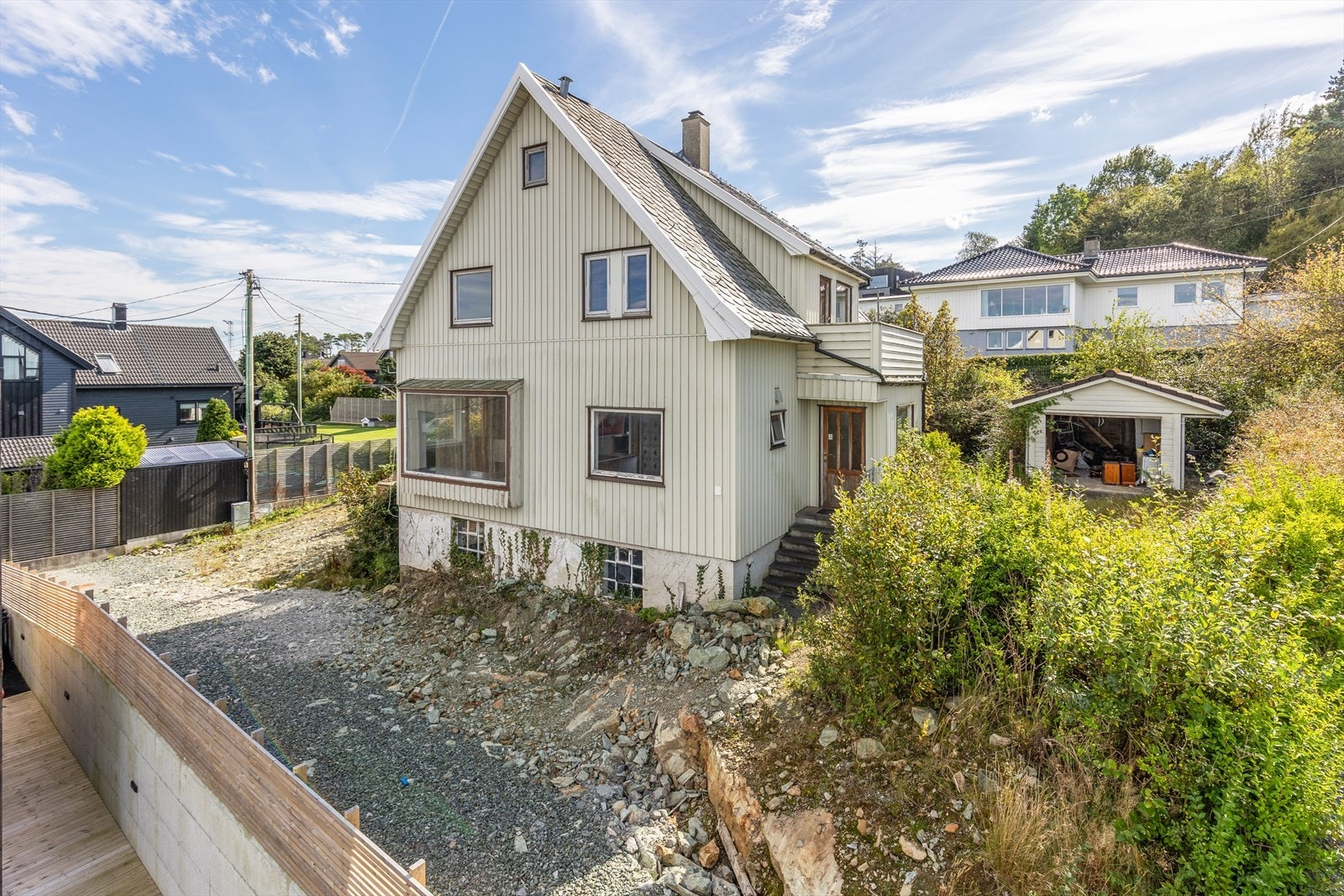 Kjøper er kjent med at selger ikke har bebodd eiendommen, og derfor har liten kunnskap om eiendommens kvaliteter og eventuelle mangler. Kjøper er oppfordret til å besiktige eiendommen nøye, fortrinnsvis sammen med fagmann. Galleribilde