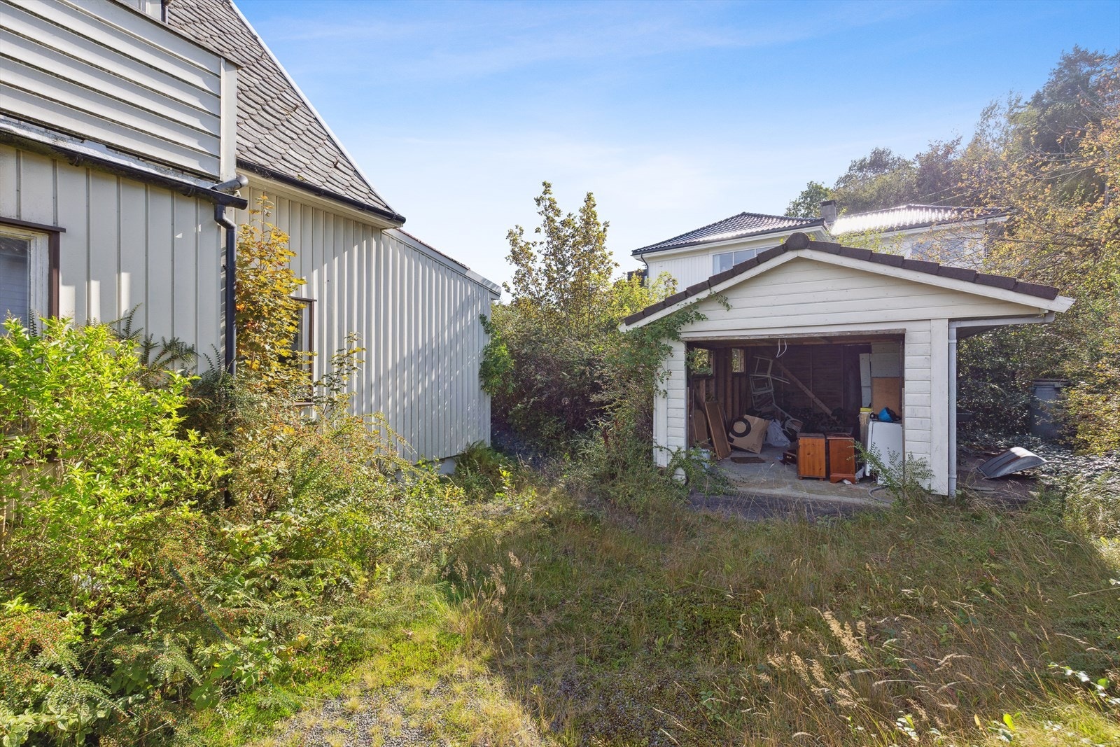 På eiendommen er det en enkel garasje. Galleribilde