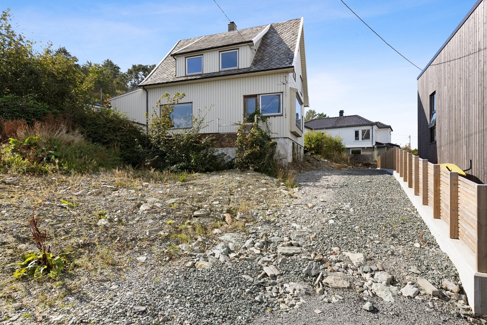 Tomten på ca. 741 m² er delvis opparbeidet med diverse busker, trær og gruset gårdsrom. Galleribilde