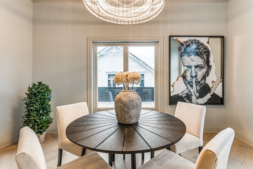 Fra spisestuen har du direkte utgang til en vestvendt terrasse - En fin plass for lange sommerkvelder og hyggelige måltider under åpen himmel Galleribilde