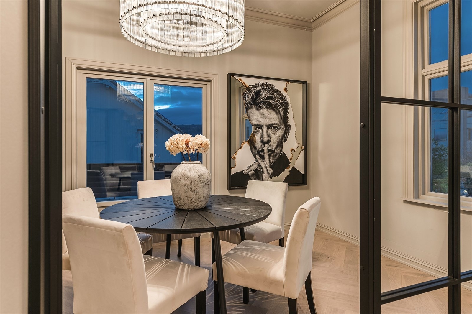 Spisestuen byr på rikelig plass til et stort spisebord, og egner seg spesielt godt til et rundt bord som inviterer til hyggelige måltider og sosialt samvær Galleribilde