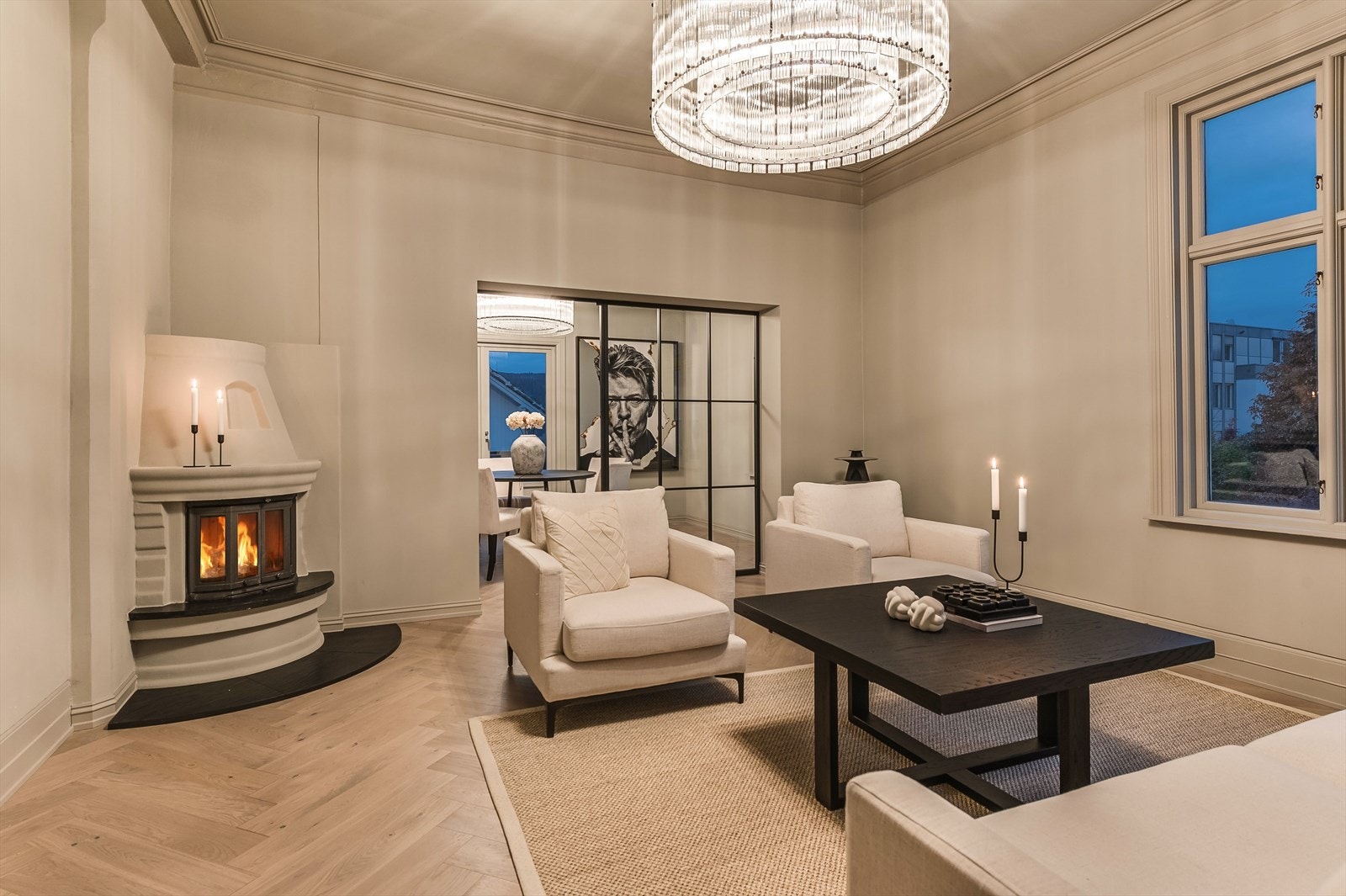 Ildstedet i stuen er en tidløs og klassisk detalj som tilfører både varme og sjel - perfekt for å skape lun hygge på kjølige dager Galleribilde