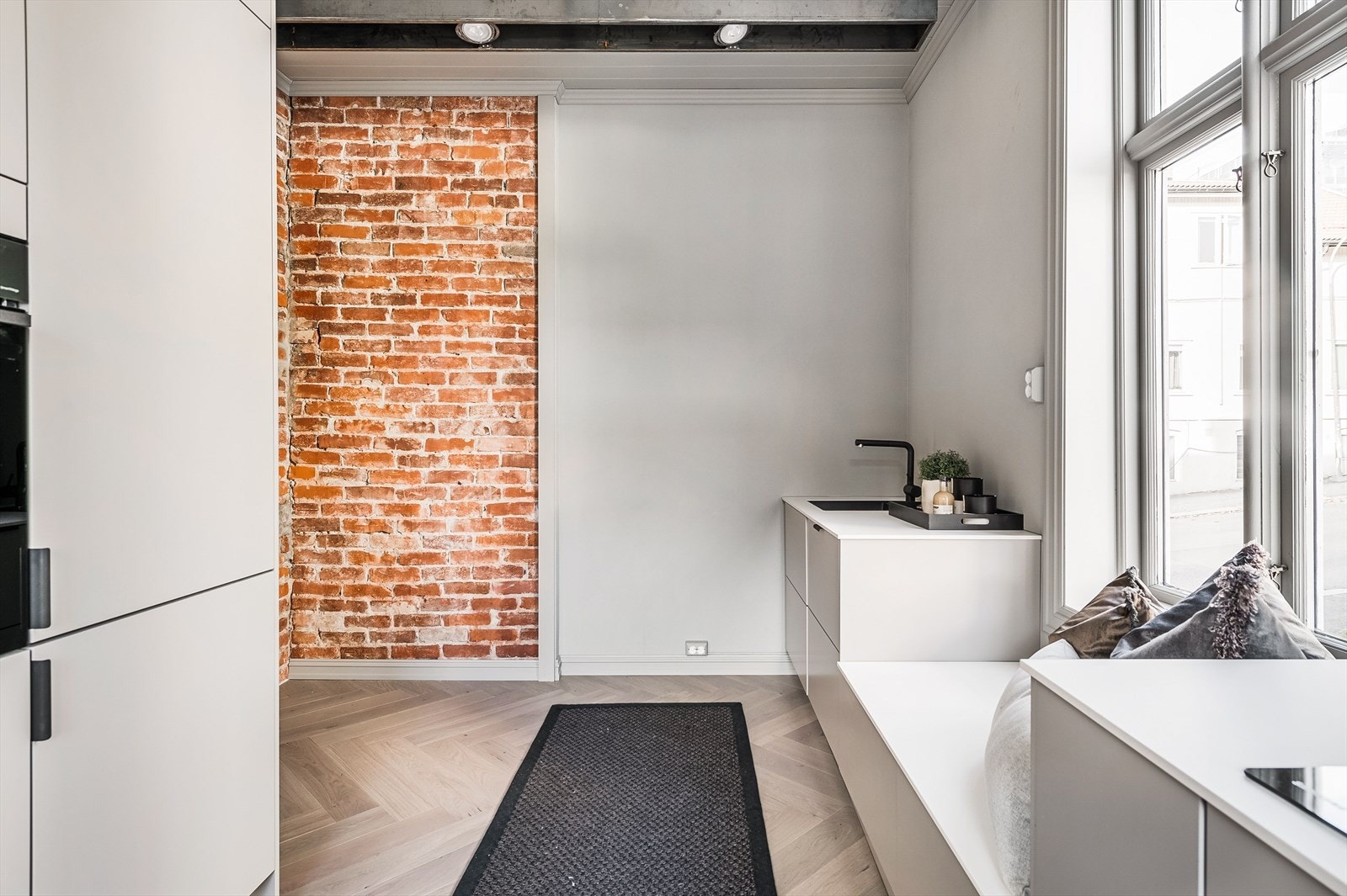 Kjøkkenet har en praktisk nedsenkning som fungerer perfekt som en smart sitteplass - ideell for uformelle måltider, morgenkaffen eller en prat mens maten tilberedes Galleribilde