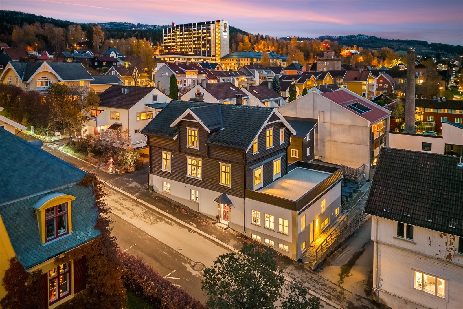 Leiligheten ligger fint plassert i høy 1. etasje med en tilhørende vestvendt terrasse som har sol store deler av dagen Galleribilde