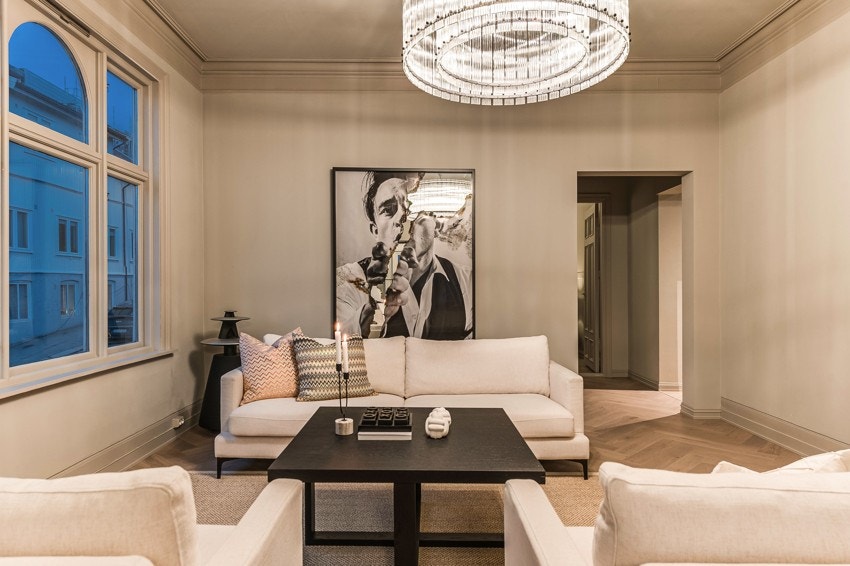 Hovedstuen er leilighetens naturlige samlingspunkt - et romslig og innbydende område med god plass til salongmøblement Galleribilde