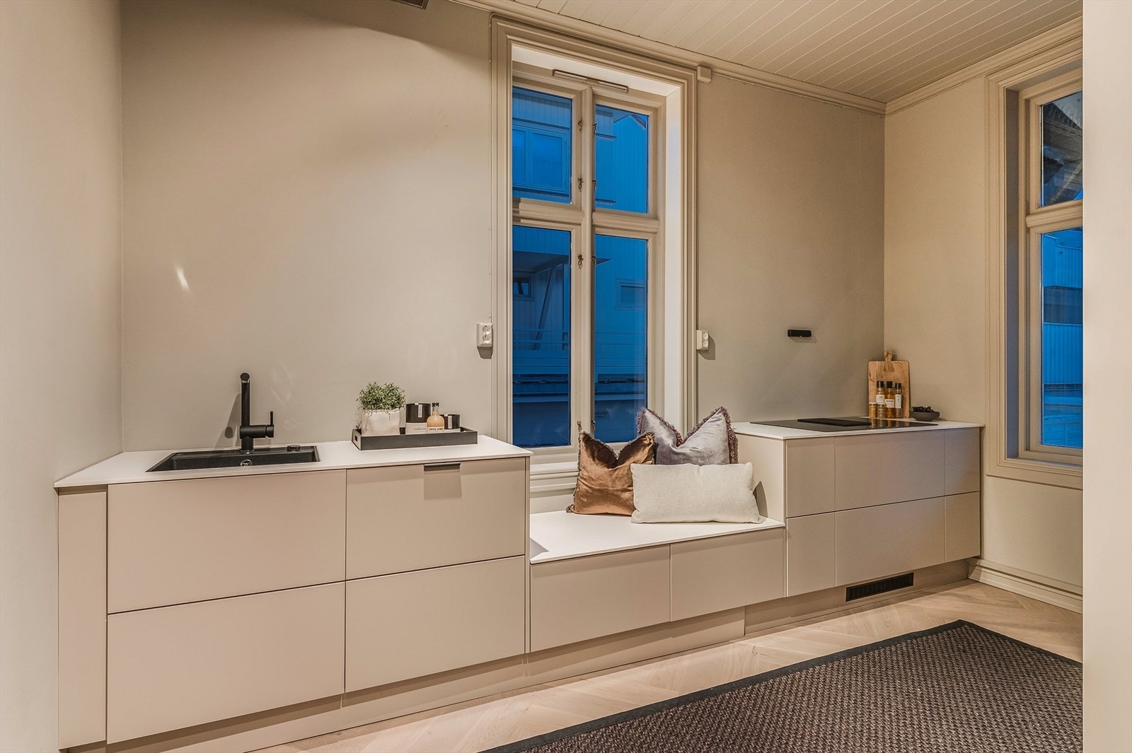 Hvitevarene medfølger naturligvis, og inkluderer en moderne koketopp med integrert avtrekk (kullfilter), stekeovn, oppvaskmaskin og et praktisk kombiskap med kjøl og frys Galleribilde