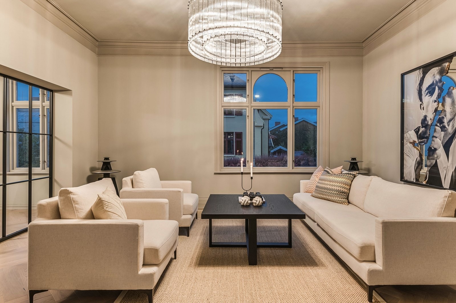 Innvendig ble det utført store oppgraderinger i 2023, så her flytter du rett inn i en moderne leilighet i et ærværdig fredet bygg Galleribilde