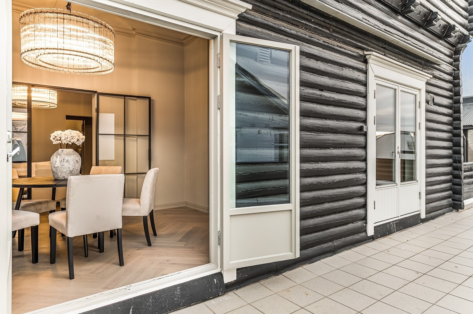 Både fra spisestuen og hovedsoverommet har du utgang til den solrike terrassen gjennom flotte tofløyede dører Galleribilde