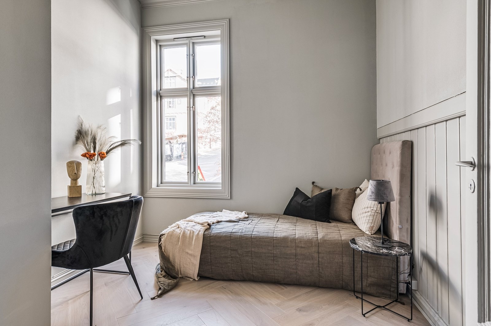 Soverom II - De to øvrige soverommene byr på mange muligheter, og egner seg utmerket som barnerom, gjesterom eller et praktisk hjemmekontor Galleribilde