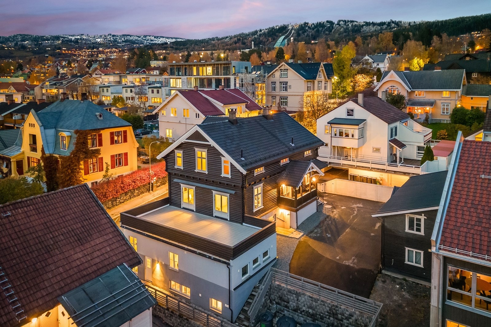 Den vestvendte terrassen er svært romslig og byr på rikelig plass til utemøbler Galleribilde