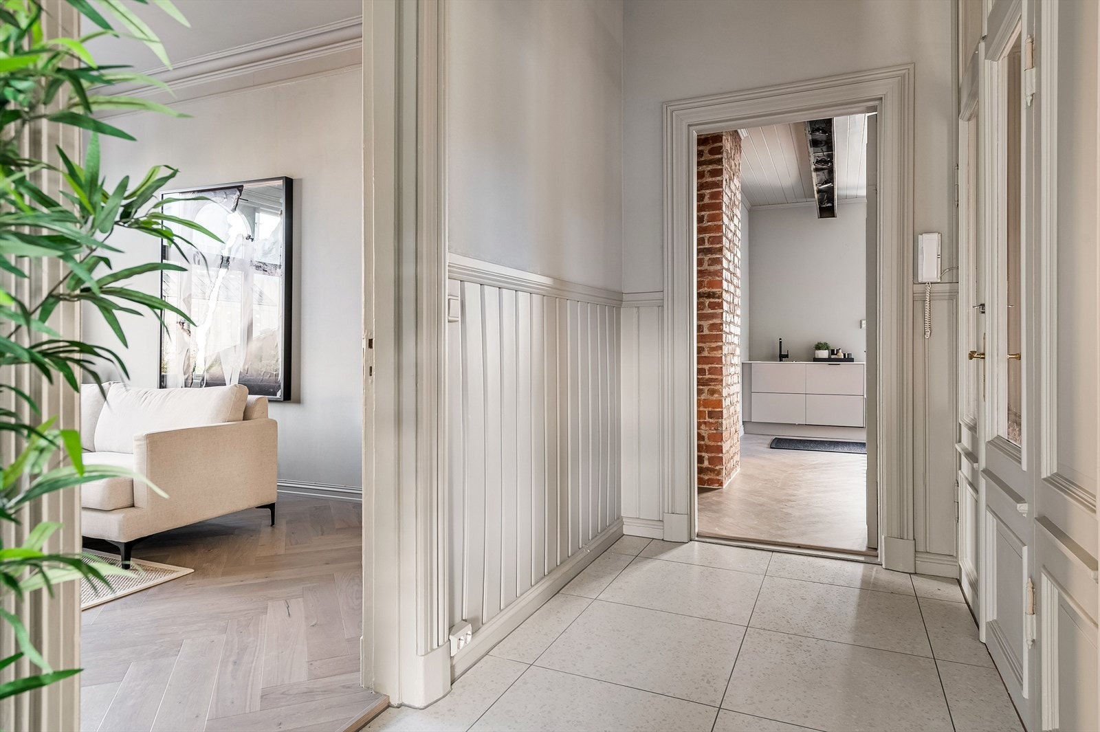 Du ønskes velkommen inn i en hyggelig flislagt entrè Galleribilde