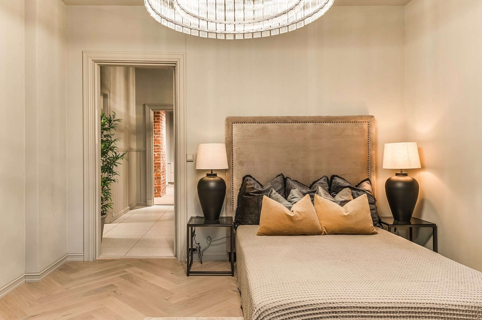 Soverom I - Hovedsoverommet er romslig og komfortabelt, med god plass til en dobbeltseng og nattbord på begge sider Galleribilde