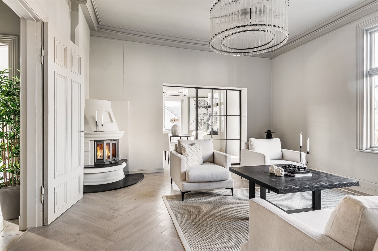 Leiligheten er gjennomført med et eksklusivt fiskebensgulv, slette og delikate overflater malt i en moderne fargepalett, og ikke minst en generøs takhøyde som gir en luftig atmosfære Galleribilde