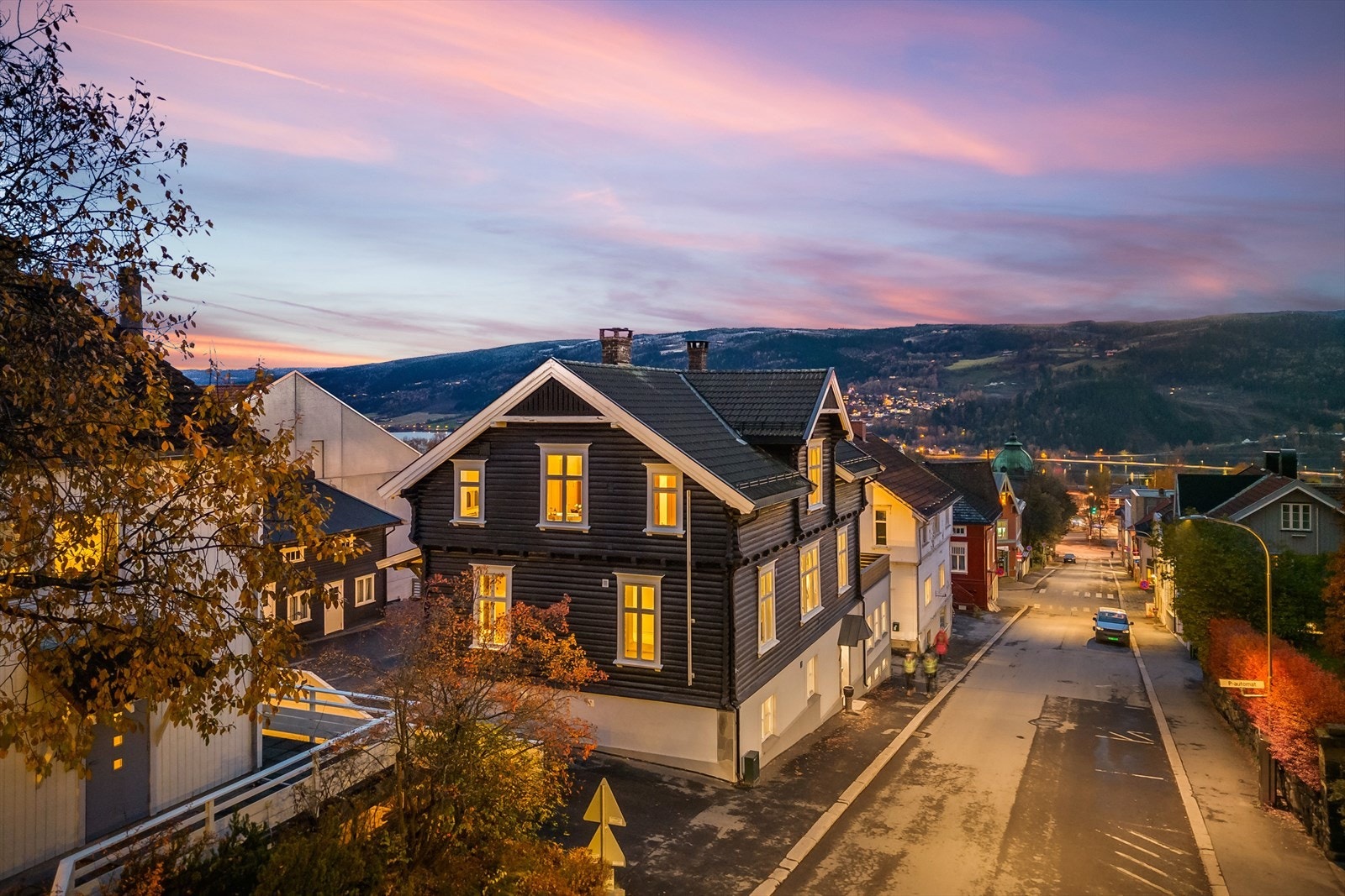Boligen har en meget sentral og attraktiv beliggenhet i kvartalet ovenfor gågata i Lillehammer sentrum Fra leiligheten er det kort avstand til "alt" Lillehammer har å by på, samtidig som du kan nyte godt av gode rekreasjonsmuligheter i nærliggende område Galleribilde