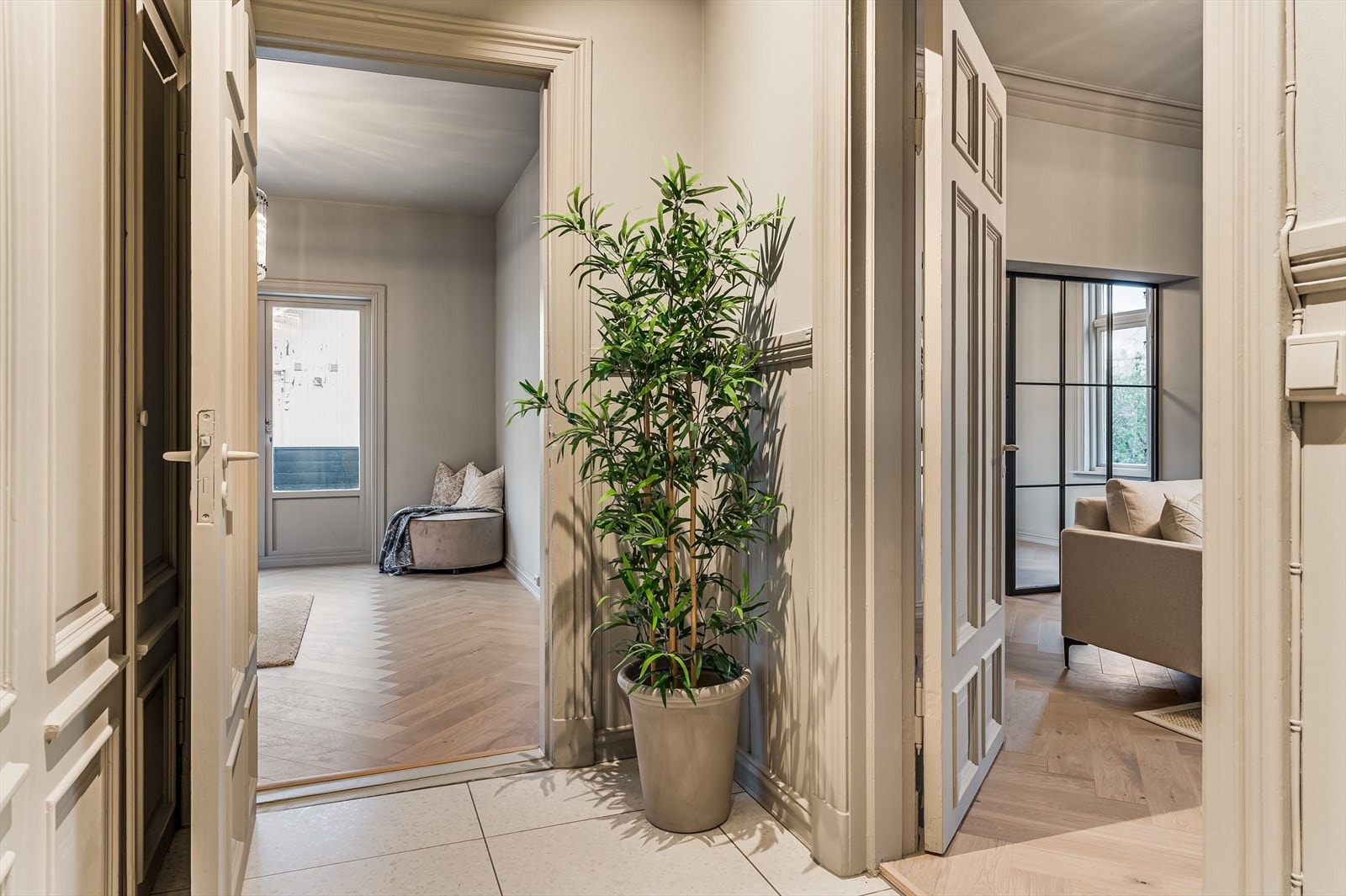 Herfra har du videre tilgang til hovedsoverommet, stuen og kjøkkenet - I tillegg er entreen tilknyttet en kjekk liten bod og bod/vaskerom Galleribilde