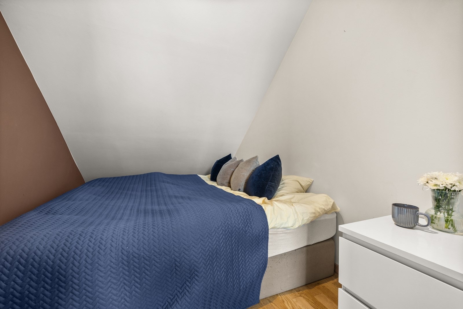 På innsiden av garderobeskapene er det plass til dobbeltseng og nattbord Galleribilde