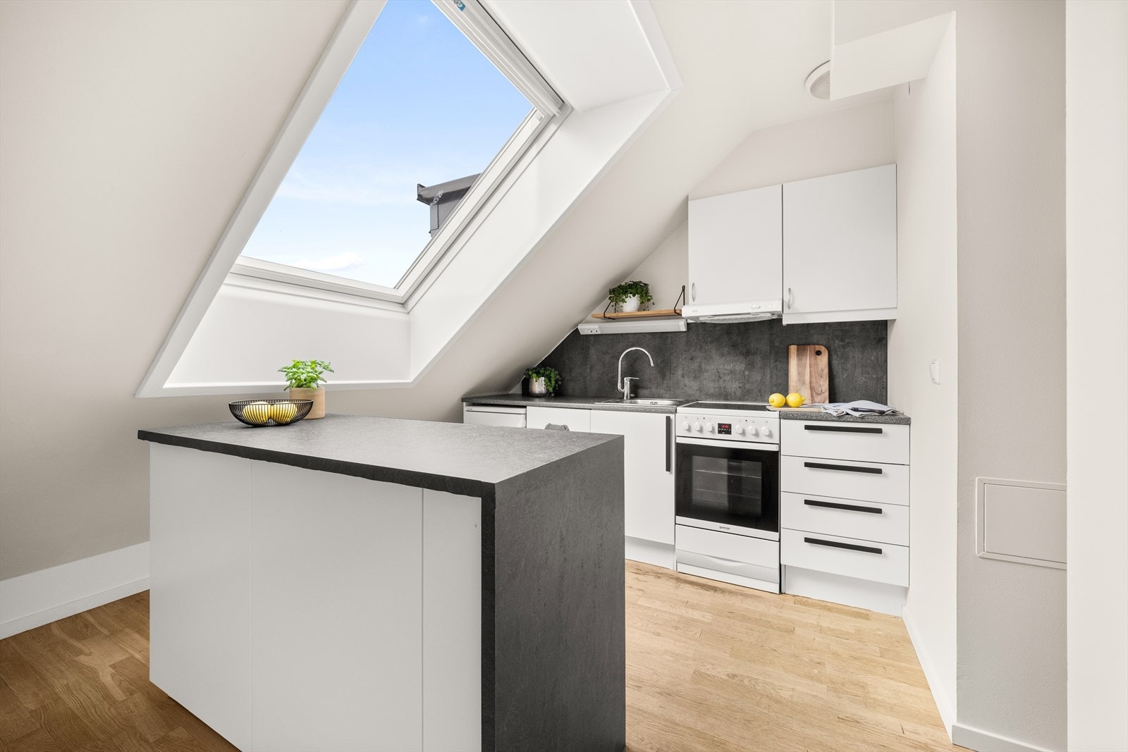 Pent kjøkken med praktisk kjøkkenøy Galleribilde