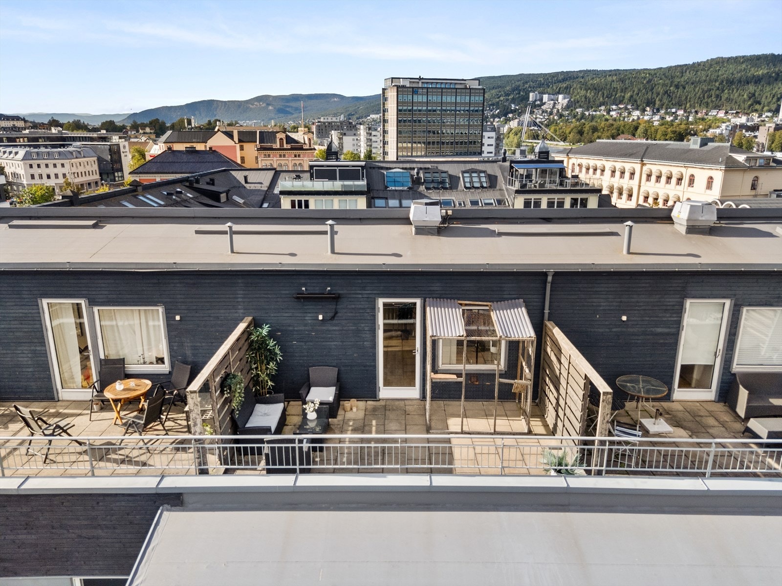 Oversiktsbilde - Konstruksjonen utenfor vinduet på terrassen fjernes før overtakelse Galleribilde