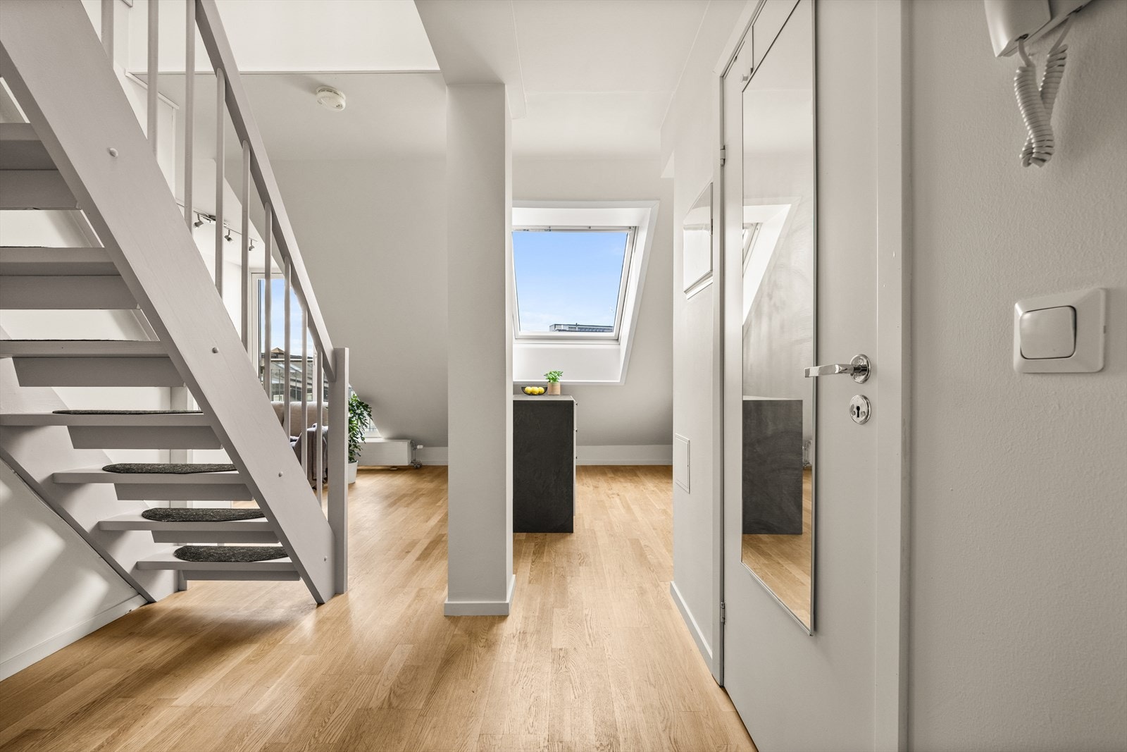 Gang med plass for å henge av seg yttertøy Galleribilde