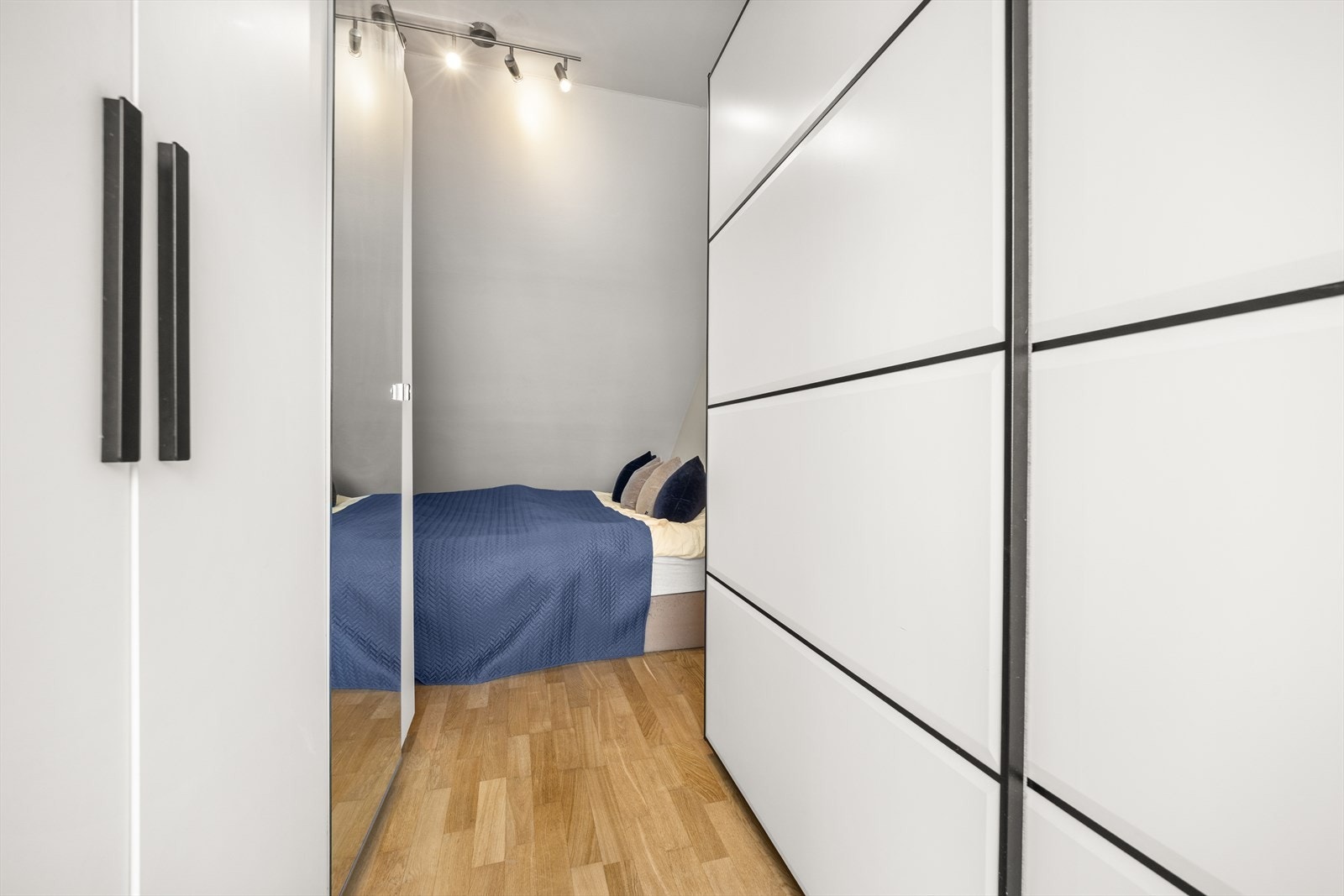 Soverommet er innredet med flere garderobeskap for oppbevaring Galleribilde