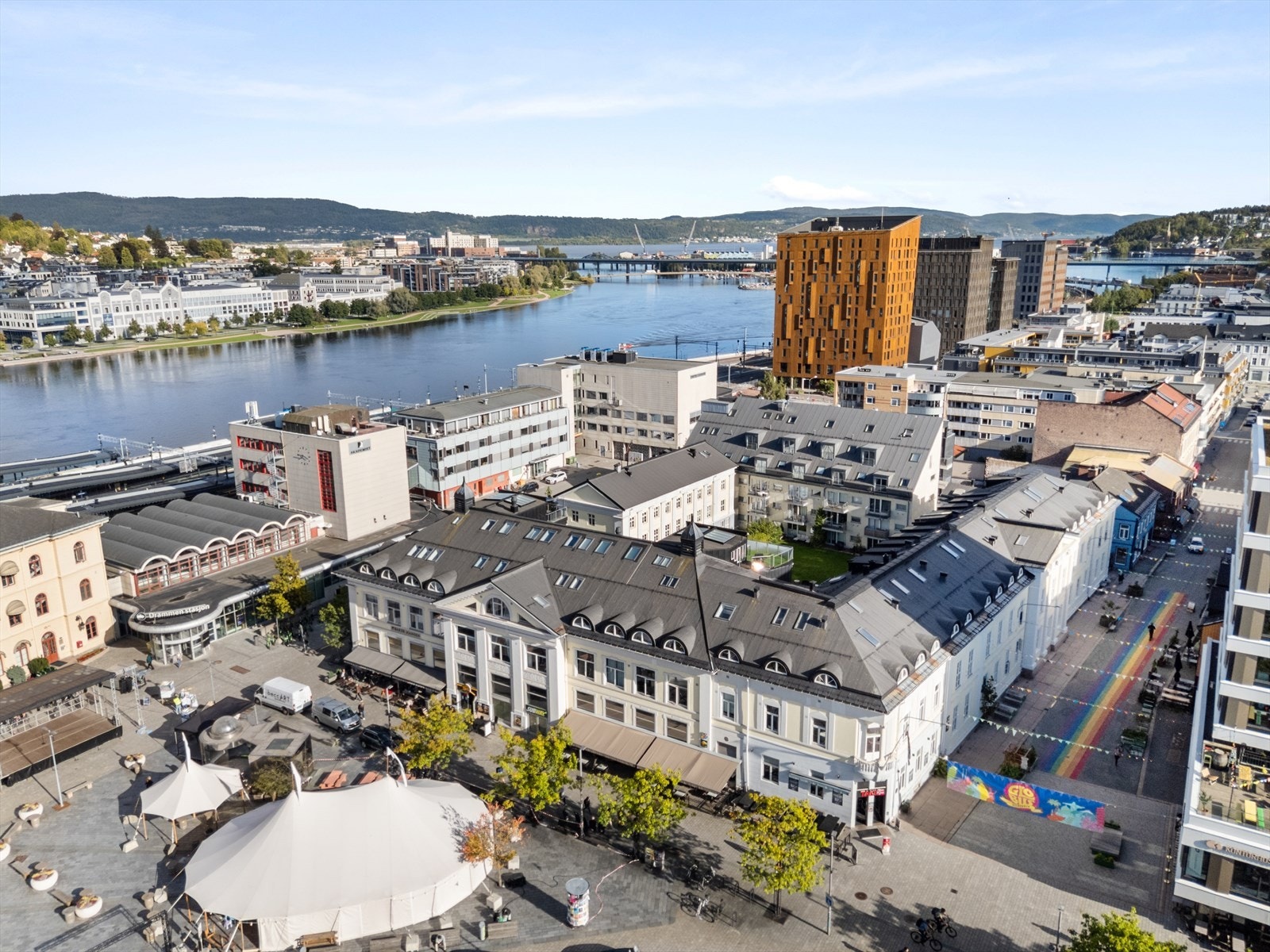 Leiligheten er beliggende med umiddelbar nærhet til togstasjon og "alt" av byens fasiliteter Galleribilde