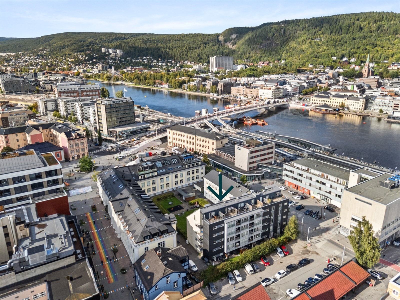 Strømsø Torg 5 byr på en enkel hverdag med togstasjon i umiddelbar nærhet og gangavstand til "alt" av servicetilbud Galleribilde