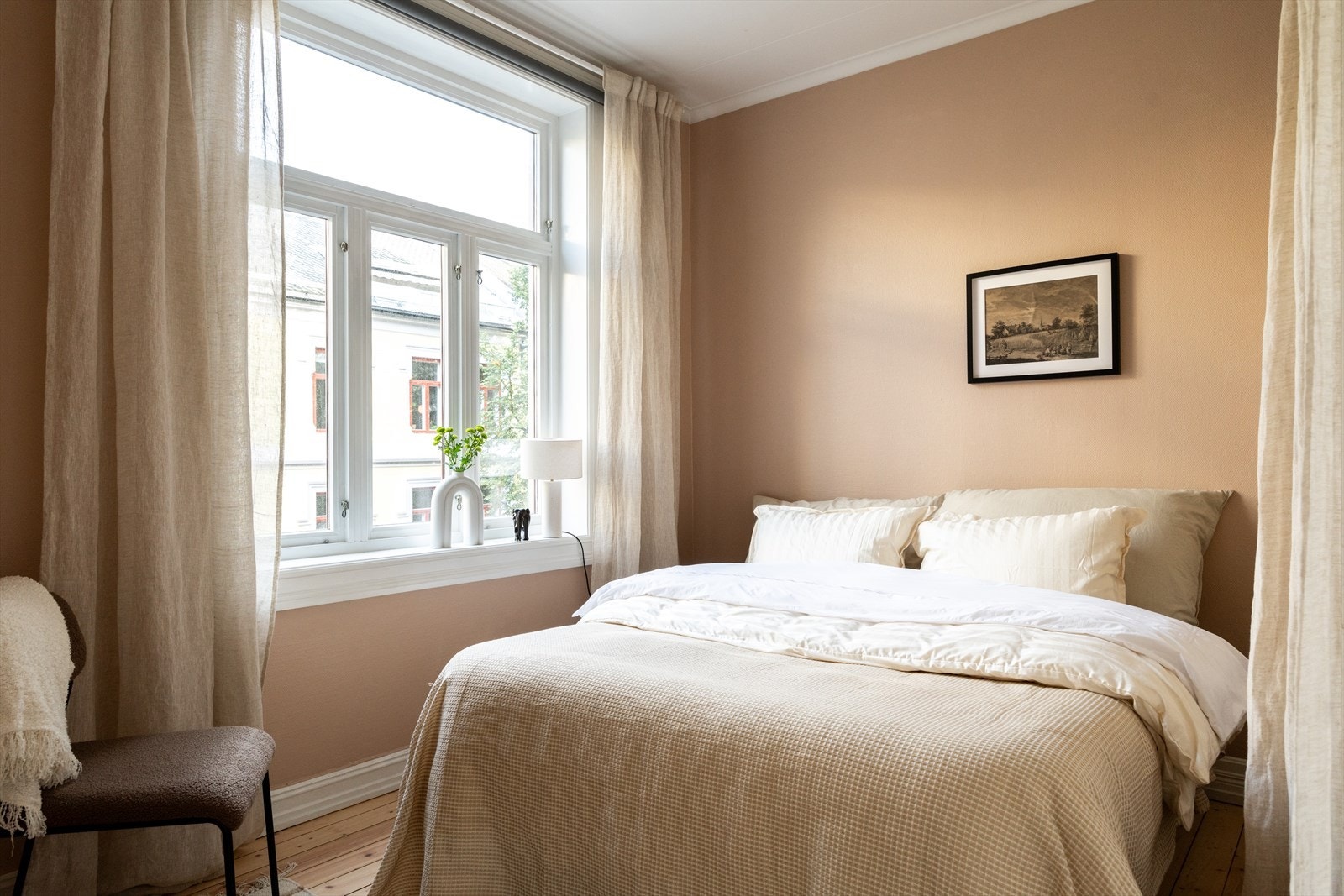 - Romslig soverom med plass til dobbeltseng - Galleribilde