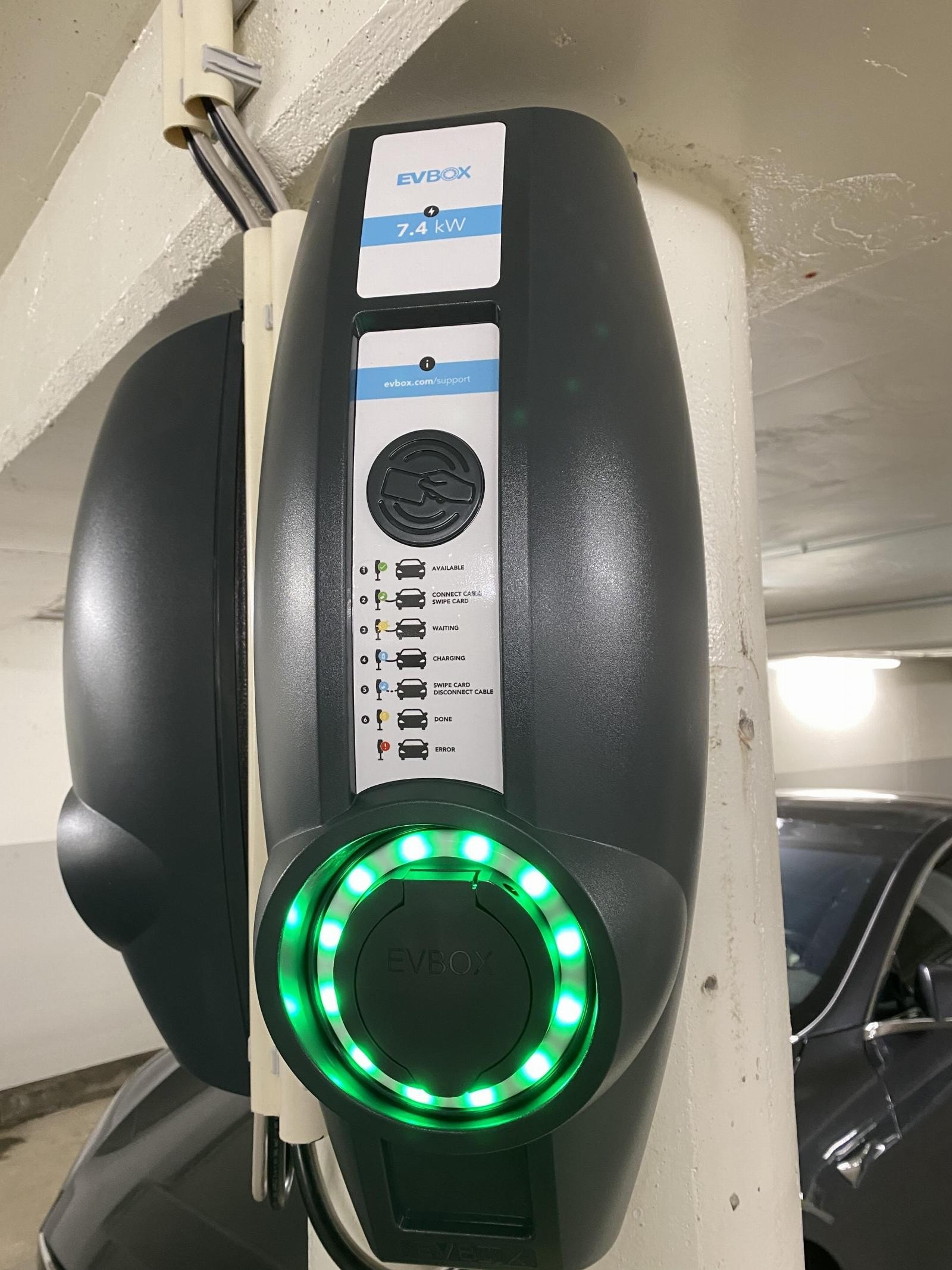 Flere plasser har elbillader og det er ellers klargjort for elbillading for dem som ikke har - installering koster ca kr. 25 000,-. Galleribilde