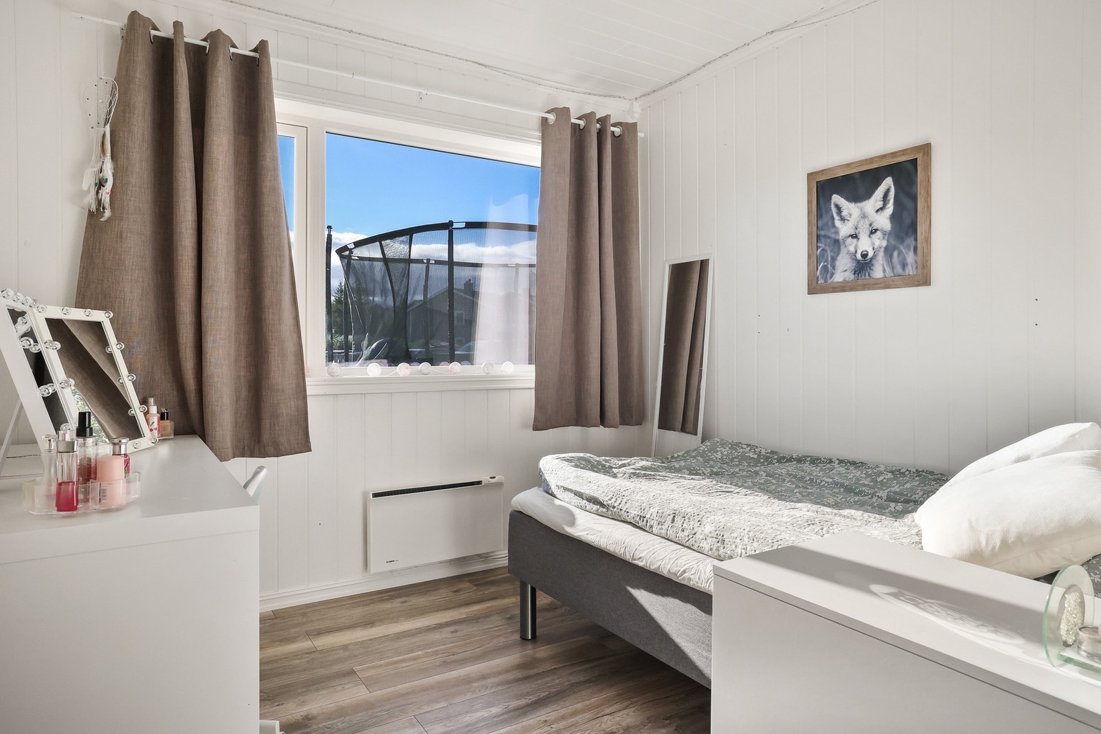 Og overflater malt i et lyst fargevalg. Galleribilde