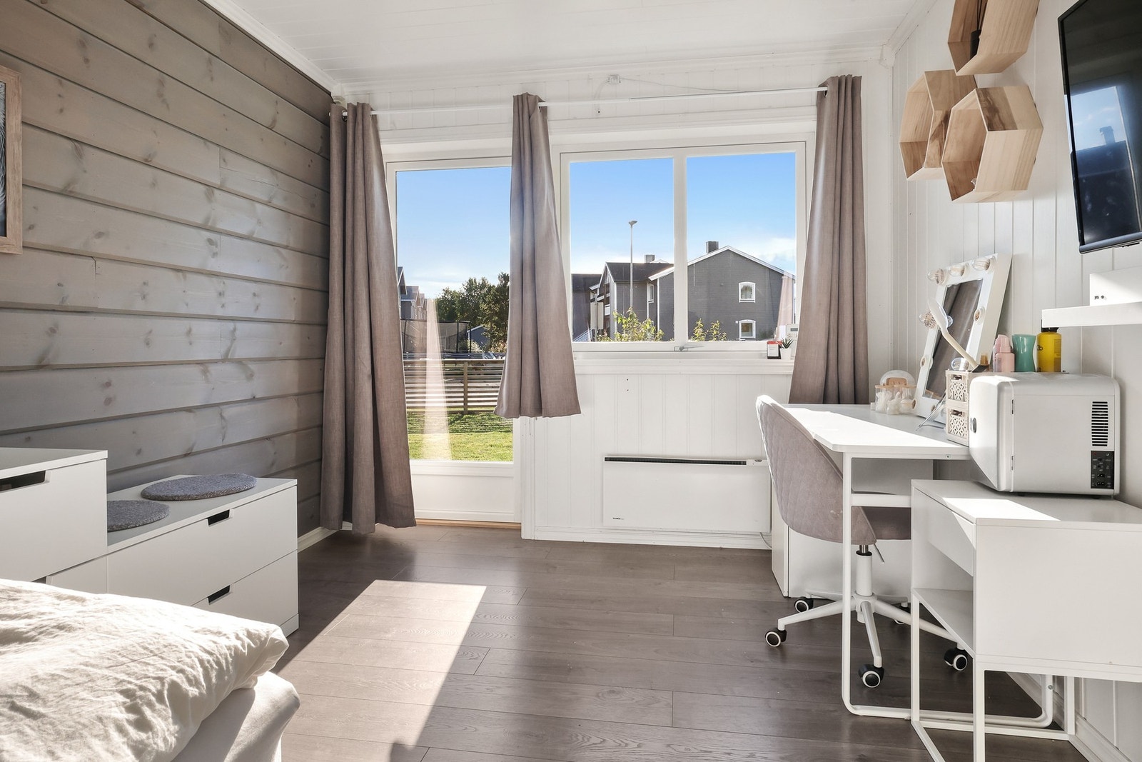 Her er det utgang til en liten terrasse med videre adkomst til hageareal. Galleribilde
