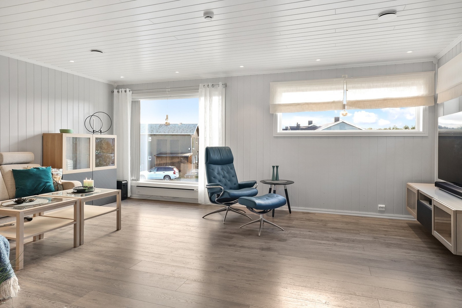 Det er store vindusflater som sørger for rikelig med naturlig lysinnslipp. Galleribilde