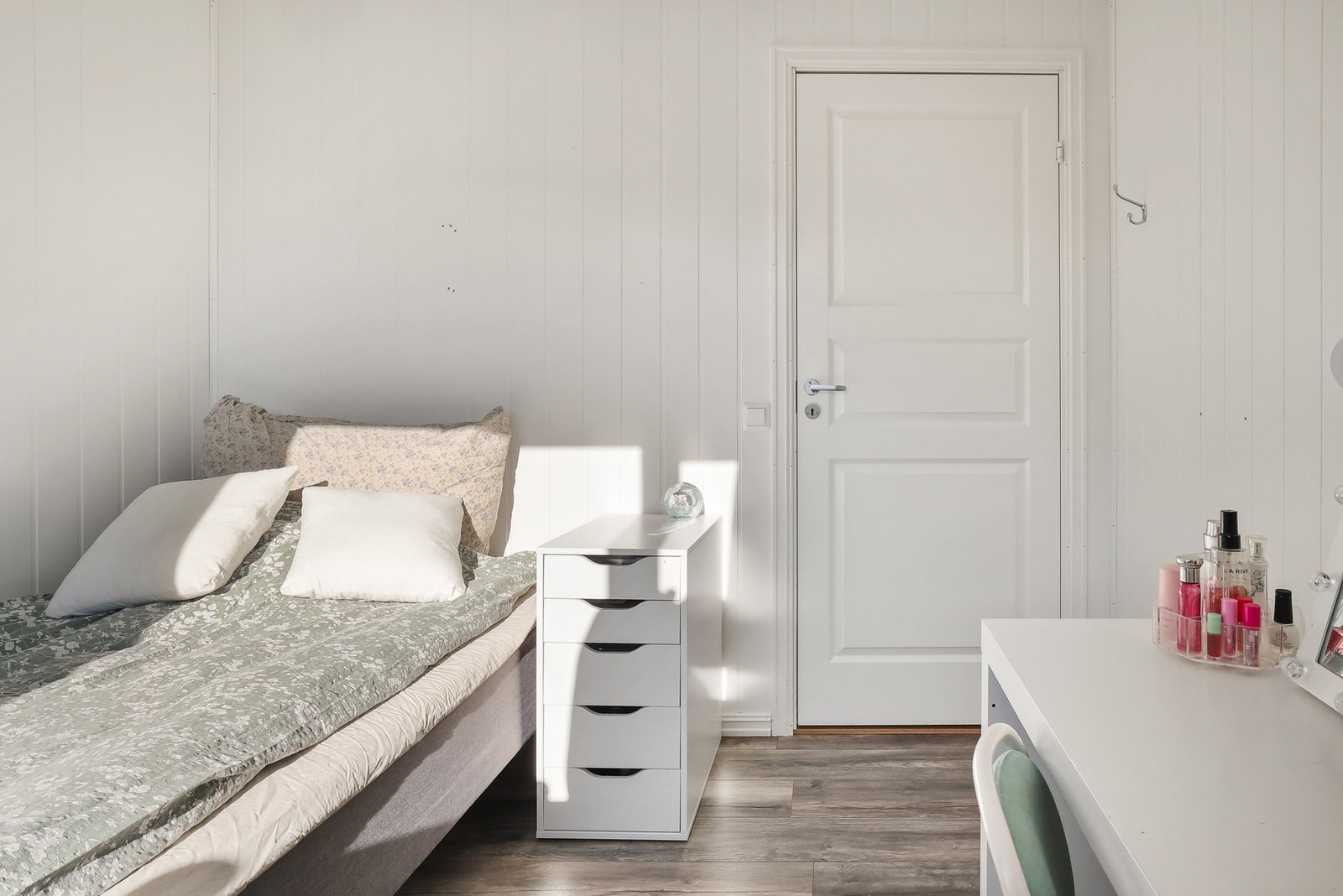 Alle soverommene har store vindusflater. Galleribilde
