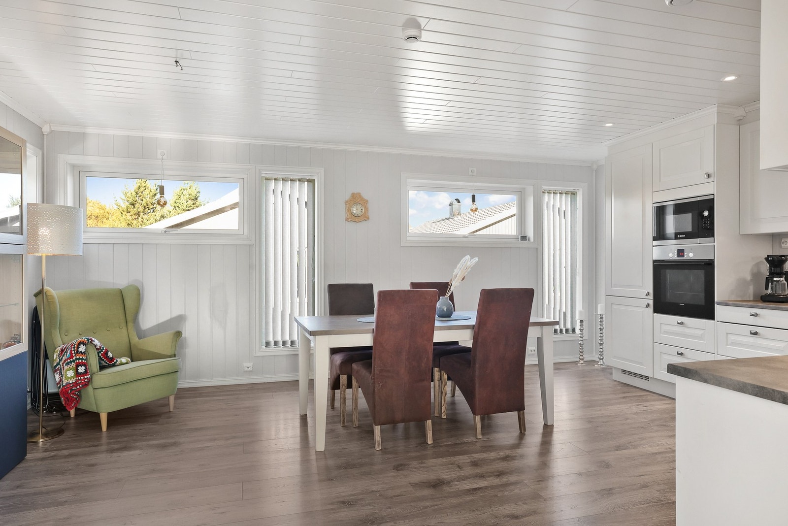 Det er god plass til et spisebord med tilhørende stoler. Galleribilde