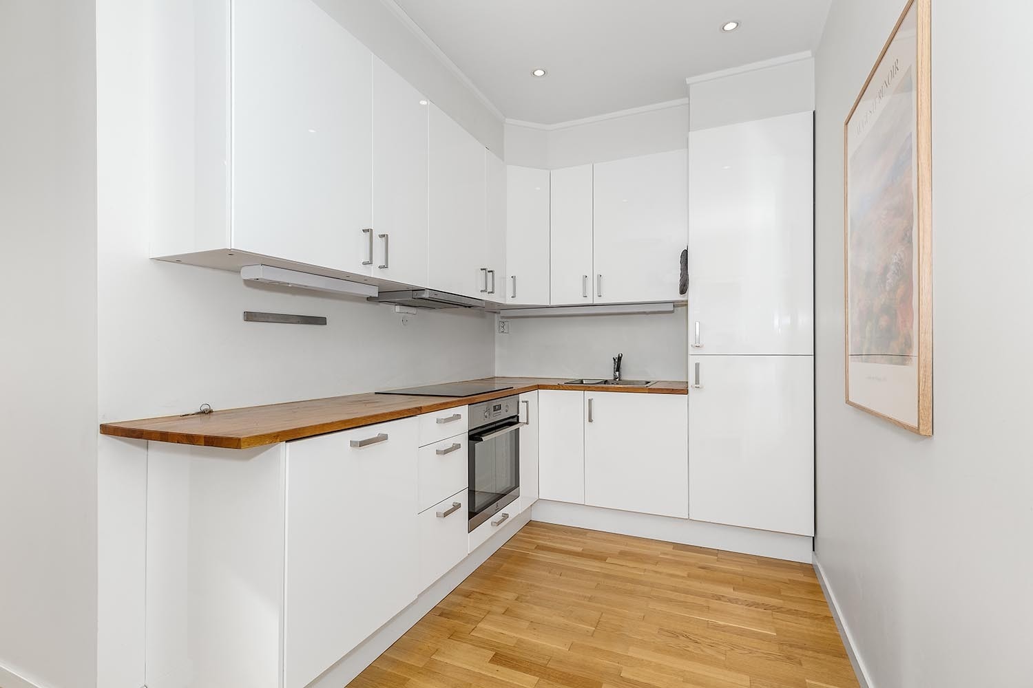 Kjøkken med mye skap- og benkeplass Galleribilde