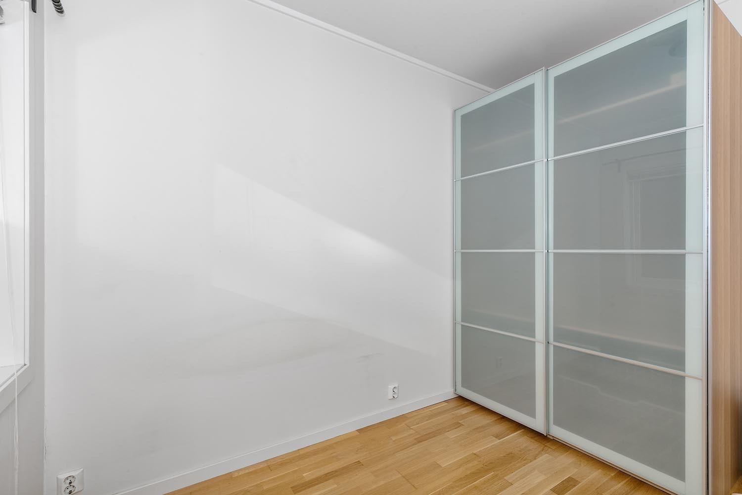 Integrert garderobeskap på soverom Galleribilde