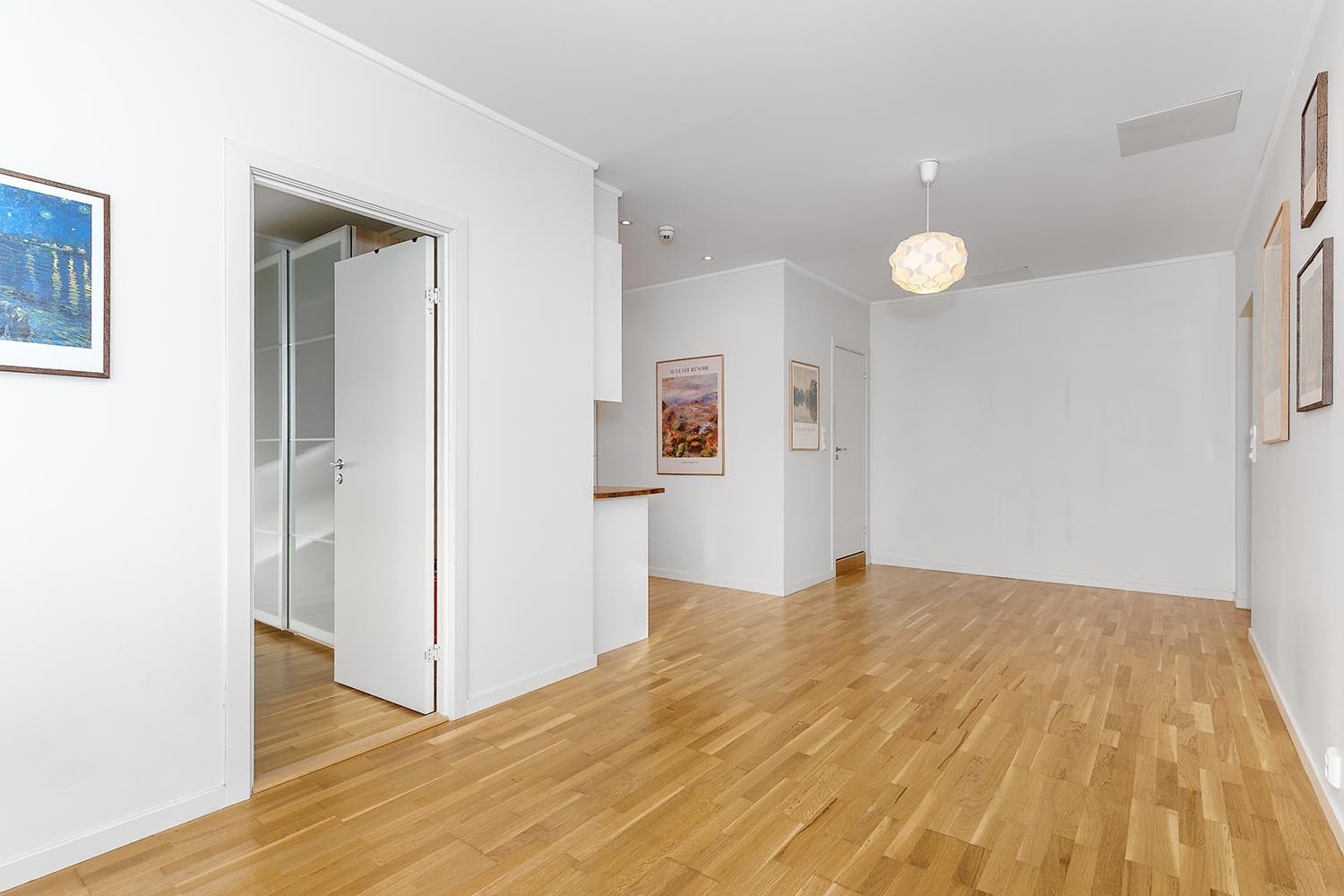 Stor og romslig stue med mange muligheter for innredning Galleribilde