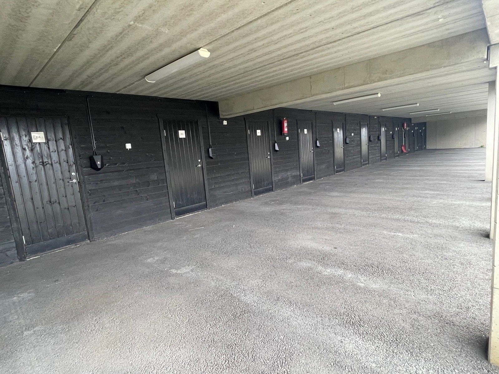 Carporten er utstyrt med elbillader. Galleribilde