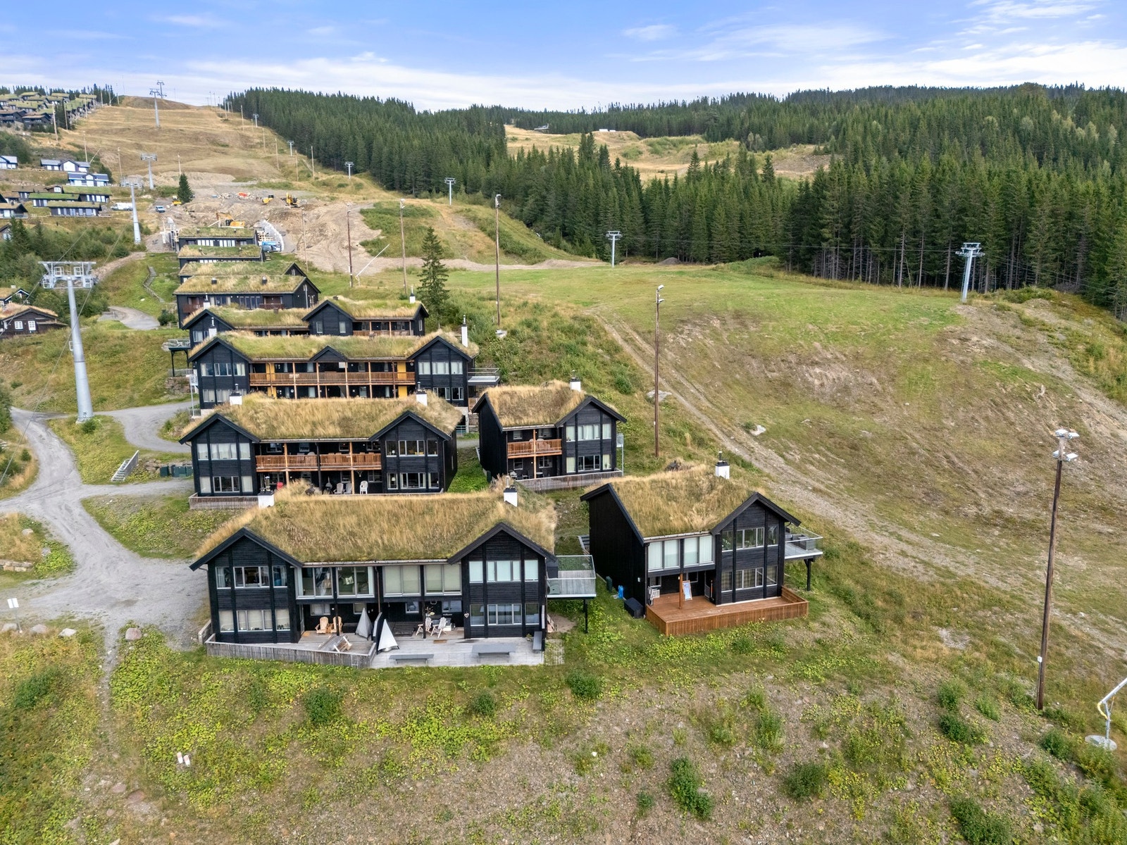 Sjarmerende bebyggelse med torvtak som glir inn i landskapet. Galleribilde