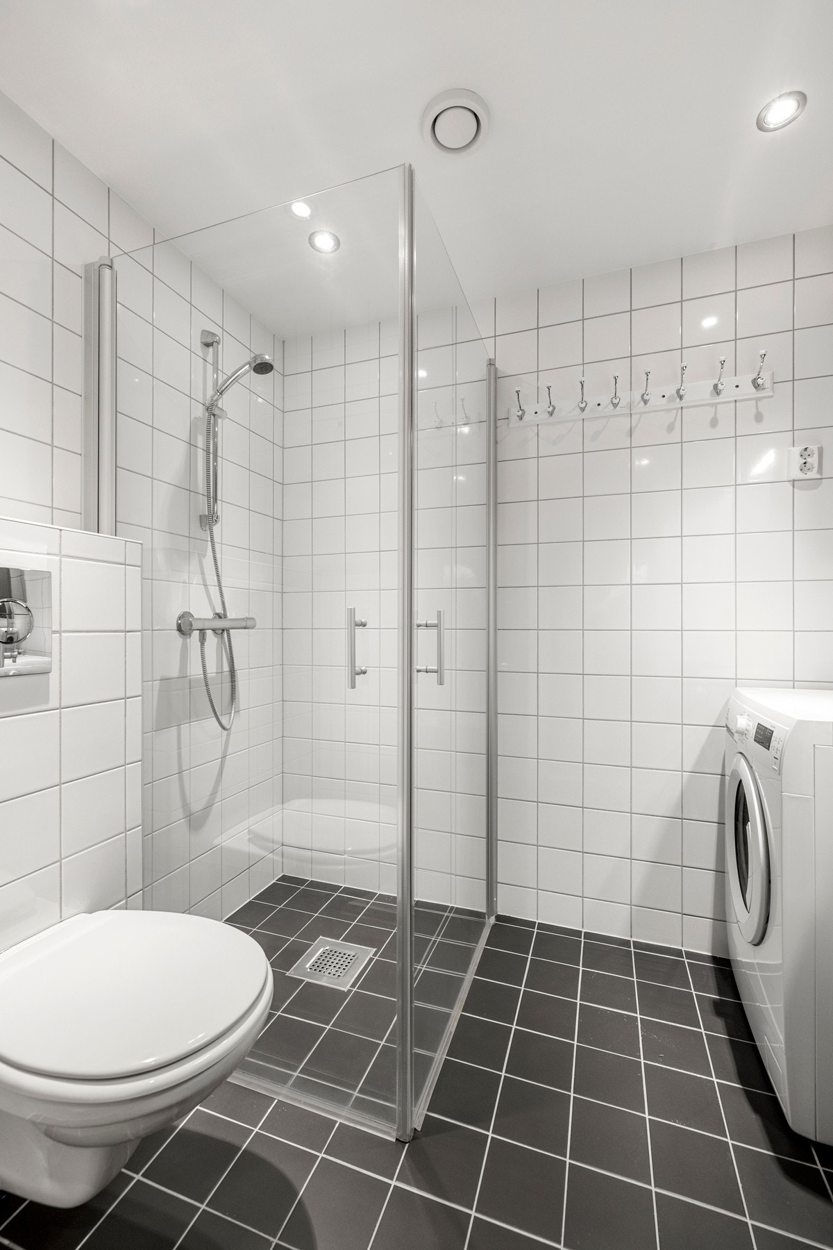 Dusjsonen er avskjermet med glassvegger for en ren og stilfull løsning. Galleribilde