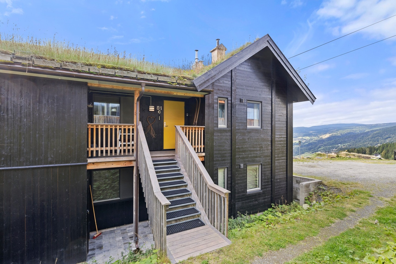 Beliggende i 2. etg, med utebod. Galleribilde