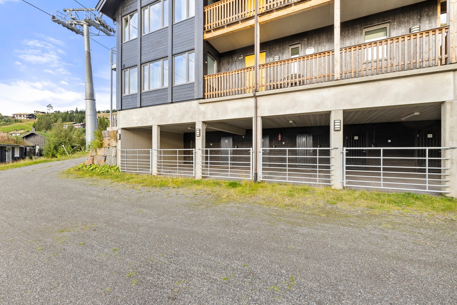 Praktisk carport i fellesanlegg. Galleribilde