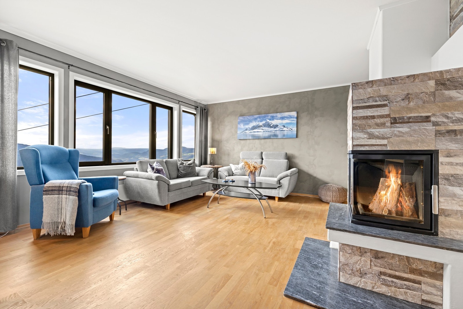 Stuen er innredet med god plass til både sofa- og TV-sone. Galleribilde